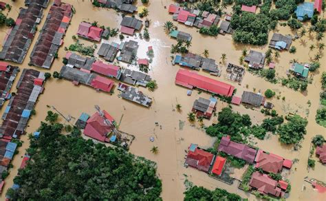 apa bedane banjir lan banjir bandang bahasa jawa  Kesaksian warga menyebut situasi saat kejadian seperti tsunami kecil