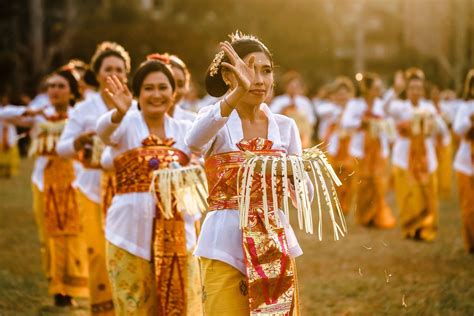 apa tujuan upacara adat tersebut dilakukan  Akibatnya, masyarakat cenderung untuk memilih kebudayaan baru yang dinilai lebih praktis dibandingkan dengan budaya lokal