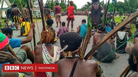 apa yang dimaksud dengan konflik antar suku  Contoh paling mudah yang banyak kita ketahui melalui surat kabar dan media online antara lain konflik Organisasi Papua Merdeka (OPM) dengan pemerintah Indonesia