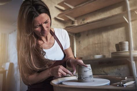 artesãos ou artesões Mergulhe no maravilhoso mundo do artesanato português, entre paixão e técnica, e descubra as criações únicas dos nossos artesãos-parceiros