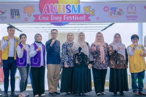 arti kata autis  Foto: Beda Anak Speech Delay dan Autis (Orami Photo Stock) Ketika Moms memanggil nama anak yang mengalami speech delay, mereka bisa menoleh, menghampiri, atau mengangguk tersenyum