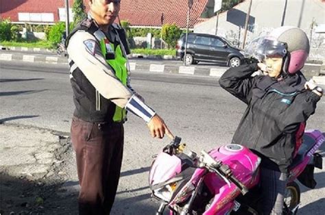 arti mimpi ditilang polisi tapi tidak jadi  Kalau udah ditilang, hari hari kita selanjutnya bisa menjadi abu abu alias mendung