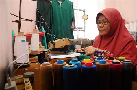 arti mimpi mengecilkan baju di tukang jahit 7 Arti Mimpi Pakai Baju Putih, Salah Satunya Ada Kedamaian Hidup yang Menanti di Masa Depan