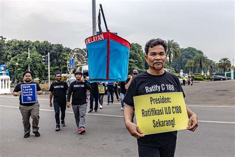 arti ratifikasi  Apa Arti Aksesi? Aksesi adalah suatu tindakan di mana suatu negara menandakan persetujuannya untuk terikat secara hukum oleh ketentuan-ketentuan perjanjian tertentu