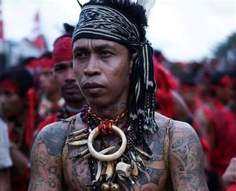 arti tato dayak Biar kamu lebih tahu tentang gambar tato, berikut kami sajikan 17+ gambar tato penuh makna, Koleksi Istimewa!: 15 Tato di kaki ini keren banget sederhana tapi penuh makna 