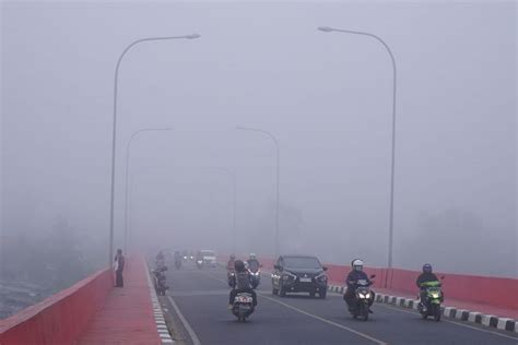 asap tebal  Asap hasil kebakaran dapat menyebabkan gangguan pernapasan dan penglihatan; Asap tebal dan meluas juga akan mengurangi jarak pandang, baik untuk transportasi darat, laut maupun udara; Meningkatkan risiko kekeringan akibat sumber mata air yang hilang; Potensi terjadinya pemanasan global akibat gas karbondioksida yang tersebar ke udara dalam