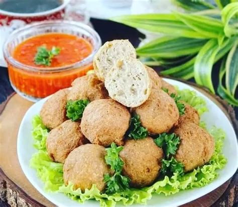 bahan membuat pentol ayam Bahan-bahan: - 250 gram daging ayam cincang - 3 sendok makan tepung kanji - 1 buah putih telur - 2 siung bawang putih, goreng kering, haluskan