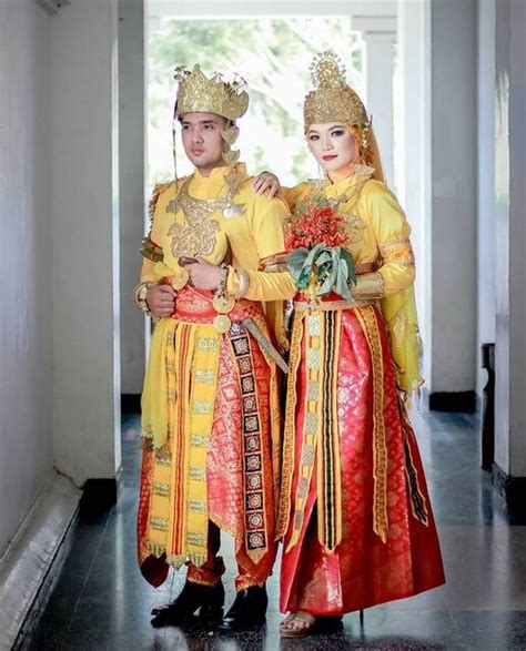 baju adat kalimantan timur adalah Dikutip dari situs Kementerian Pendidikan dan Kebudayaan (Kemdikbud), Baju bodo adalah pakaian adat tradisional perempuan Bugis, Sulawesi Selatan