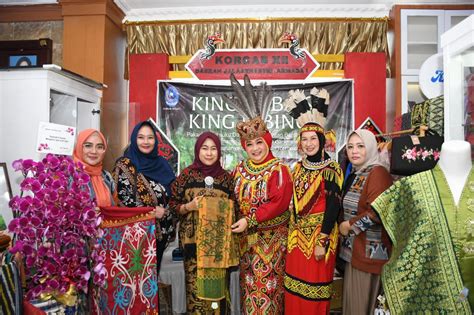 baju adat king baba  Pada baju terdapat corak khas Kalimantan yang penuh warna