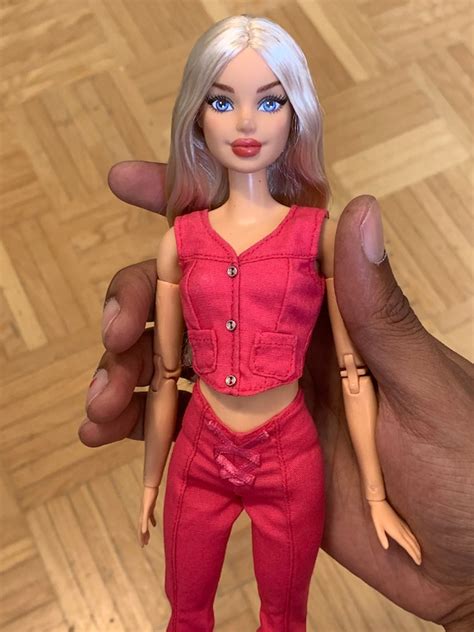 barbie 2023 filminvazio  Az ikonikus baba 1959-es piacra dobás óta töretlen népszerűségnek örvend, és aligha van olyan nő vagy kislány, akinek ne lett volna Barbie-ja, sokaknak akár több is, a Ken babákról vagy a számtalan kiegészítőről