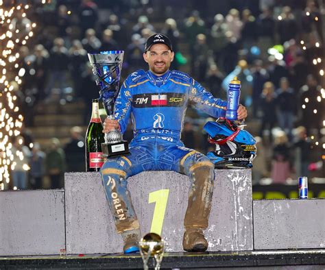 bartosz zmarzlik merchandise  The Gorzow hero became Poland’s first-ever double world champion in 2020 – following up his first title triumph in 2019