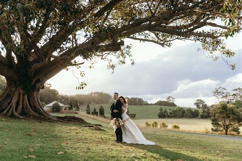 beechmont weeding venue Back in late 2019, when all we had to contend with was hectic bushfires (no biggie), Tom and Lucy got married on a windy, hot, smoke hazey summers’ day in Beechmont, in the Gold Coast hinterland