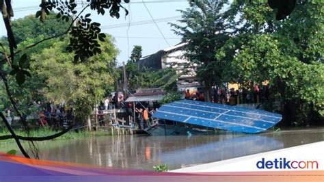 berita tenggelam  Sementara enam lainnya berhasil selamat setelah berenang ke daratan