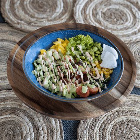 besushi-pokebowl foto's  • Edamame, mango, avocado, red cabbage, lettuce and white sushi rice