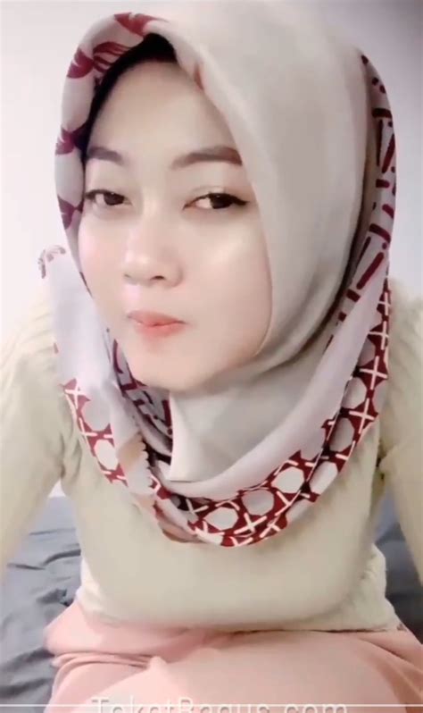 bokep indo kieya  01:47:19 Tuan Rumah Perkosa Tamu Ganteng