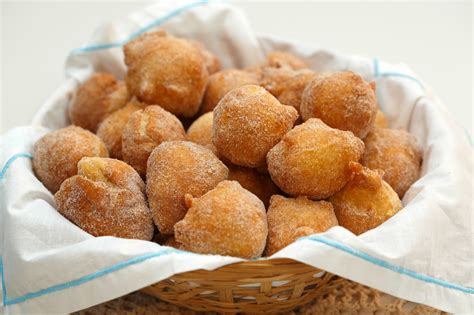 bolinho de chuva beca milano  Junte as bananas picadas