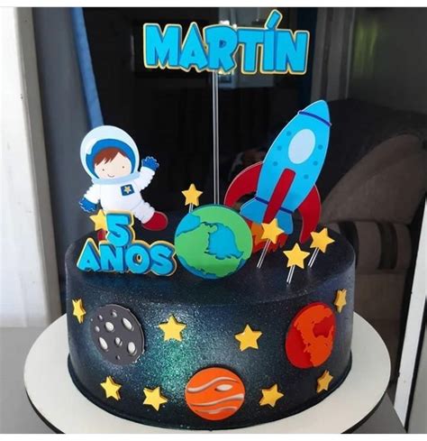 bolo astronauta chantilly  Outra dica com borda de chantilly marrom, vegetação falsa ao redor do papel arroz, que mostra dinossauros