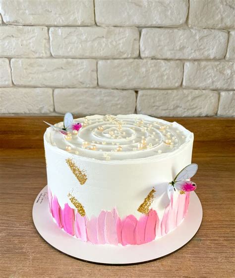 bolo de aniversário feminino delicado  A decoração pode