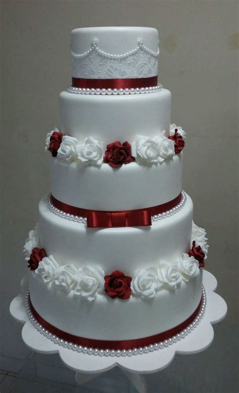 bolo de casamento quadrado vermelho e branco v