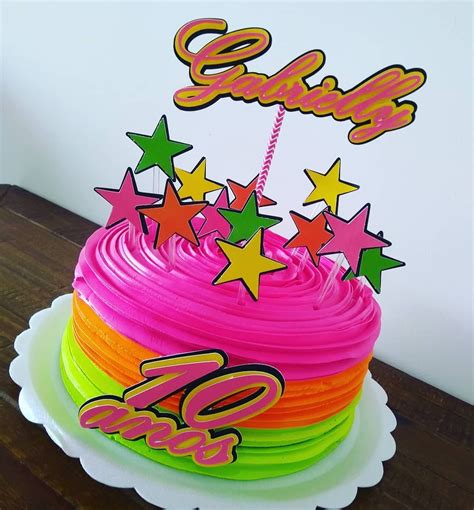 bolo neon chantilly quadrado  Por conseguinte os bolos decorados nessas