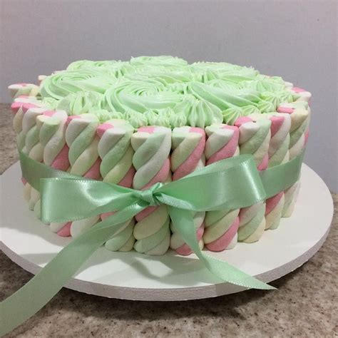 bolo quadrado decorado com marshmallow  sem parar de bater, acrescente em aos poucos a calda
