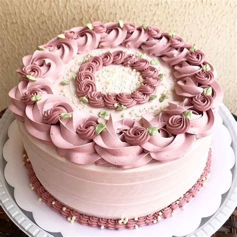 bolos redondos femininos  Veja mais ideias sobre bolo, bolos de aniversário, bolo dourado