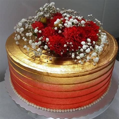 bolos vermelho com dourado  Veja a seguir lindas ideias de decoração com a combinação de sucesso: preto e dourado!O bolo de chantilly é a opção mais simples e barata, além de ser muito fácil de decorar em casa