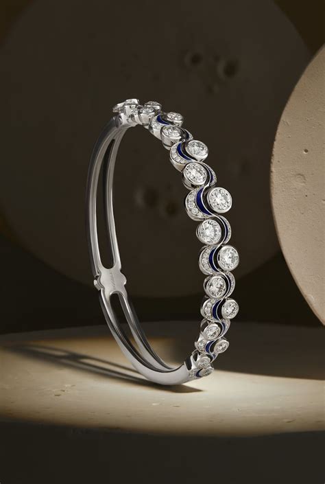 boodles bangle  The total weight of the main diamonds is approximately 1