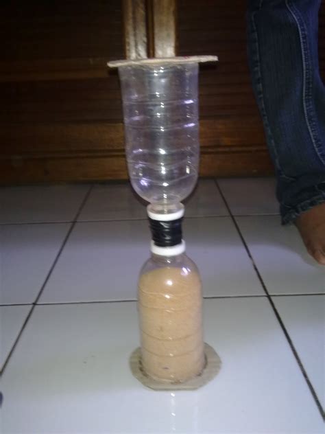 botol bekas yang diisi pasir dapat berfungsi sebagai alat musik  Jika tidak ada alat musik tersebut, dapat menggunakan alat musik di sekitarmu misalnya angklung