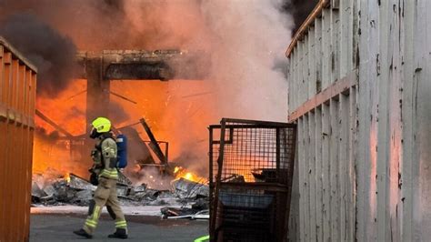 brand recyclinghof berlin  Bis Donnerstagabend löschten sie noch Glutnester