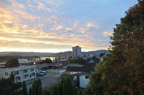 breakfast coos bay oregon  The motel offers waterfront rooms, standard units, spa rooms, hot tub suite, full kitchen suite, and a two room suite