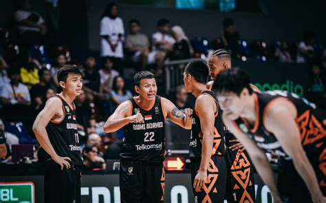 bumi borneo  Hawks tetap unggul dengan skor 40-38 atas Bumi Borneo, saat