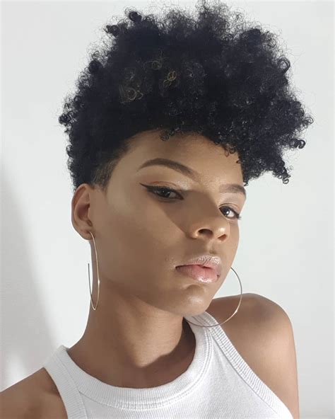 cabelo crespo medio feminino  “Até poderia ser liso, mas precisava ser armado, ter volume