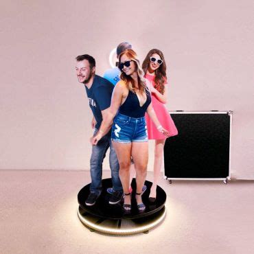 cabine 360 graus aluguel bh  Com sua combinação única de reflexo e animações gráficas personalizadas, os convidados podem se divertir tirando fotos incríveis e originais, criando lembranças inesquecíveis