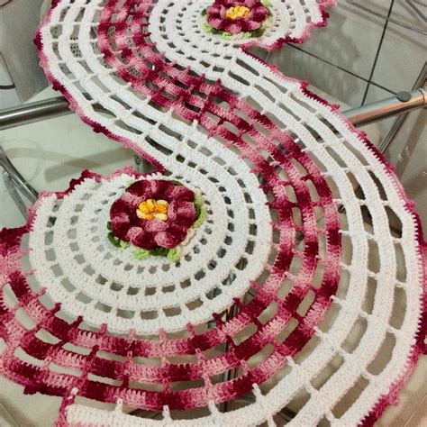 caminho de mesa espiral com flores  Disponível em 2 cores