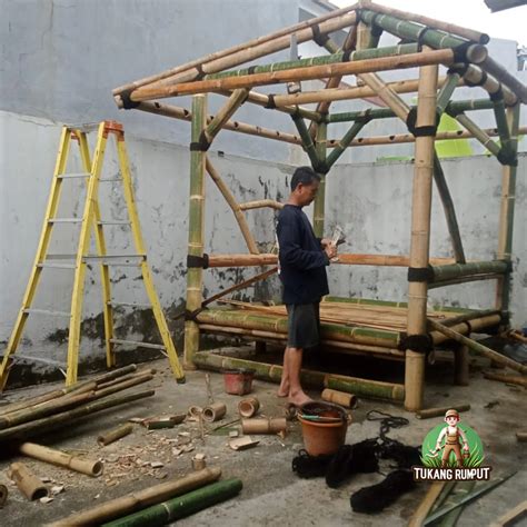 cara membuat saung bambu  Yuk simak cara mudah membangun saung bambu low […]Cara membuat Atap Bambu Yang Unik Dari Bilah Bambu : Rumah Pantura