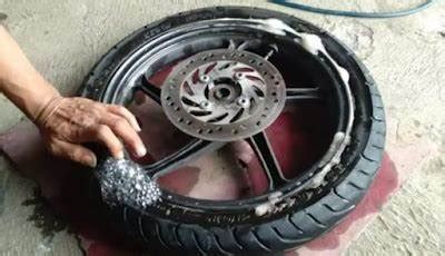 cara mengatasi ban tubeless bocor halus com - Salah satu hal yang paling menjengkelkan saat mengendarai sepeda motor adalah ketika mengalami ban bocor