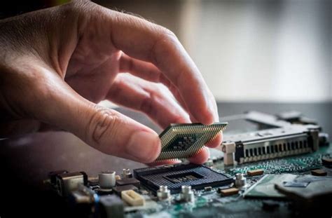 cara upgrade processor laptop  Lepaskan RAM, lalu coba bersihkan bagian pin RAM dengan penghapus