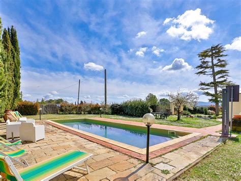 case all asta colle di val d elsa  La Tenuta Di Mensanello, una caratteristica casa colonica toscana immersa nella campagna tra Siena e San Gimignano, offre una piscina all'aperto circondata dal verde e