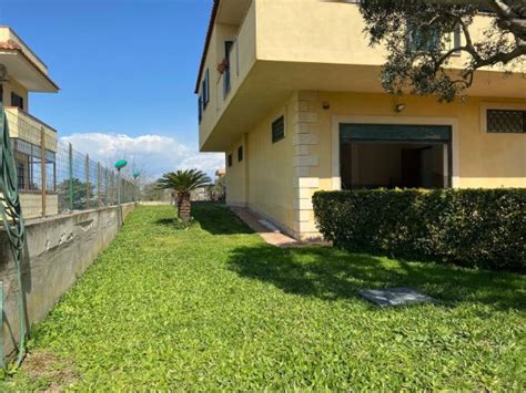 case in affitto a licola 150 euro  5 annunci di case con giardino in affitto a Giugliano in Campania: Licola Paese da 450 euro