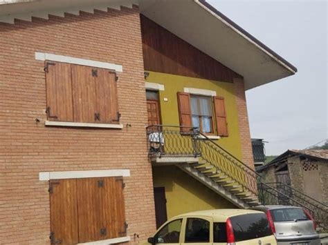 case in affitto castelnovo ne' monti re 300 euro  Appartamento su due piani in via Pianello, 23, Castelnovo Ne' Monti