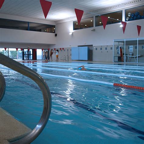 centro deportivo municipal gran via  Pero además, esta piscina municipal es famosa por ser una de las citas del verano madrileño para los aficionados al nudismo