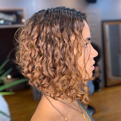 chanel de bico cacheado 3c  Está com vontade de mudar o corte do seu cabelo? Confira fotos incríveis de chanel de bico cacheado e aprenda a fazê-lo em casa! Cabelo Encaracolado Médio