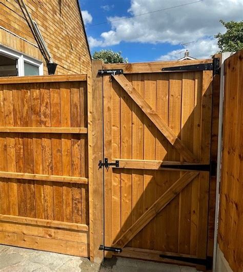 charfleets fencing  We supply, deliver and fit all aspects of Quality Fencing at Trade Prices | T: 01268 696 930 | Charfleets Fencing Ltd is a family run business that caters to all fencing requirements