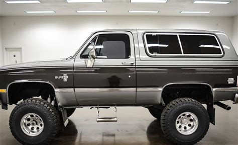 chevy k5 blazer This Modern Day Chevy K5 Blazer Will Cost You $70,000 And A Tahoe, But It’s Fit For Royalty – Literally! The Arkansas-based shop has built four identical Chevy K5 Blazers for members Abu Dhabi