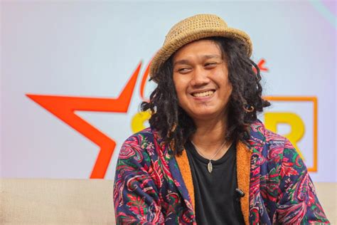 chordtela reggae dhyo haw com - "Ada Aku di Sini" merupakan singel paling hit dari album Always Positive milik penyanyi reggae, Dhyo Haw yang rilis pada 2013