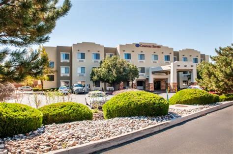 comfort suites santa fe nm <cite> A Charming Santa Fe Hotel positioned amid museums, Meow Wolf, galleries, fine dining and entertainment, Holiday Inn Express & Suites Santa Fe provides spacious accommodations near the area's top attractions</cite>