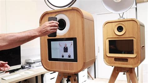 contactless photo booth  Smart omni wheels allow the Mirror X Booth to move in all directions with minimal effort