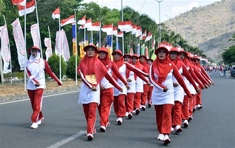 contoh pakaian gerak jalan indah  Membentang di atas sungai Kapuas, jembatan ikonik di Indonesia selanjutnya ini merupakan salah satu jembatan terpanjang di Indonesia setelah Jembatan Suramadu