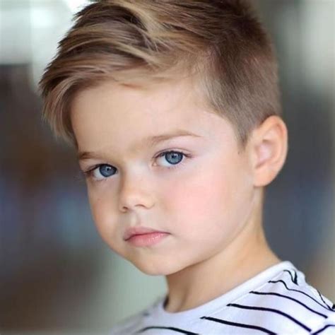 corte de cabelo masculino infantil liso  Foto: ShutterstockSe você está em busca de um novo corte de cabelo, o corte asa-delta pode ser uma boa escolha para quem quer manter os fios curtos